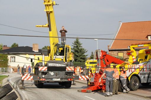 Vorbereitungen zur Bergung eines verunfallten Fahrzeugs