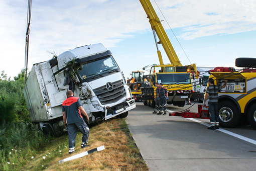 Bergen eines LKW welcher von der Straße abkam