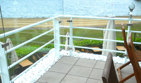 Terrasse mit Windschutz aus Glas Terrasse mit Windschutz aus Glas