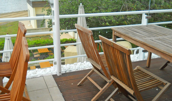 Terrasse mit Windschutz aus Glas