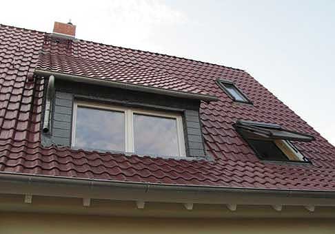 Rotes Dach mit Gaube Rotes Dach mit Gaube