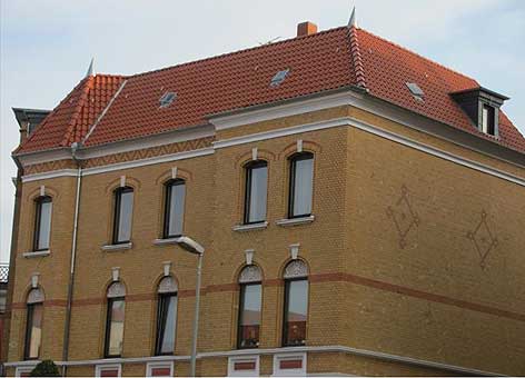 Gebäude mit rotem Ziegeldach Gebäude mit rotem Ziegeldach