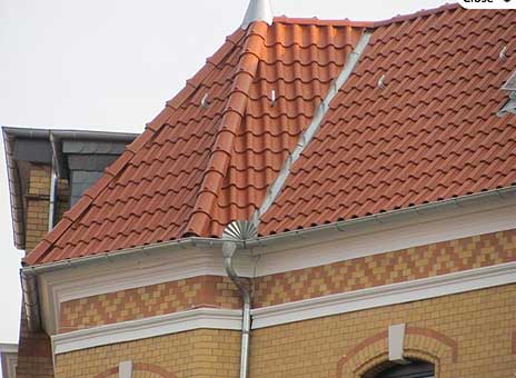 Dach mit roten Ziegelsteinen Dach mit roten Ziegelsteinen