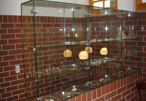 Glasschrank von der Glaserei Möhring aus Magdeburg Glasschrank von der Glaserei Möhring aus Magdeburg
