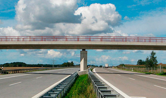 Straßenbrücke