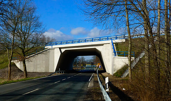 Straßenbrücke