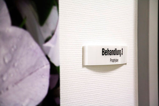 Zugang zu einem Behandlungszimmer Zugang zu einem Behandlungszimmer