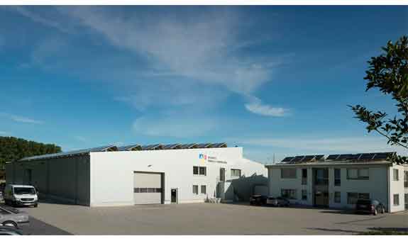 In Zusammenhang mit einem Elektroinstallationsfachbetrieb erstellen wir Photovoltaiksysteme auf Flachdächern In Zusammenhang mit einem Elektroinstallationsfachbetrieb erstellen wir Photovoltaiksysteme auf Flachdächern
