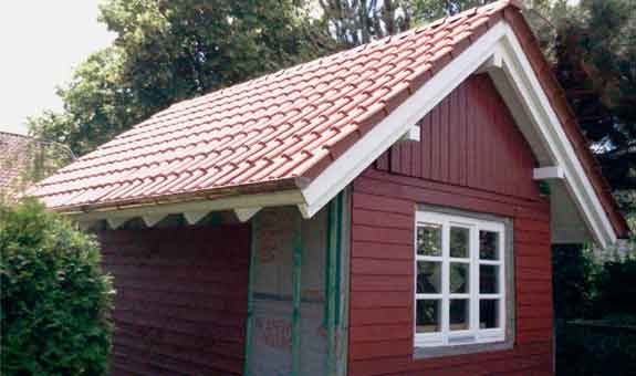 Gartenhaus mit Dämmung, Ziegeldach und Holzverkleidung