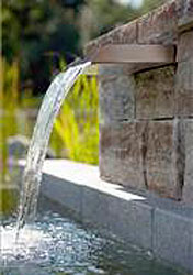 Gerade im Sommer erhöht Wasser im Garten den Freizeitwert Ihrer „privaten Wohlfühlzone“ sehr. 
Hier sehen Sie eine moderne Wasserwand.