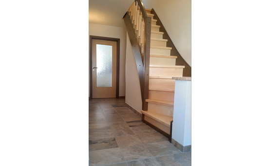 Treppe und Türen sind farblich aufeinander abgestimmt. Treppe und Türen sind farblich aufeinander abgestimmt.