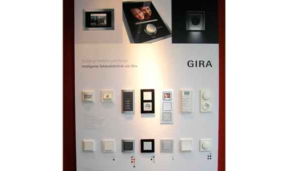 Eine Auswahl hochmoderner Schalter und Modulen der Firma GIRA