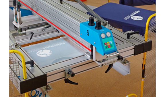 Moderne Druckmaschinen gewährleisten höchste Qualität und Textildrucke mit genauer Farbwiedergabe