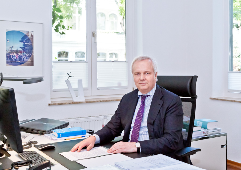 Dipl.-Kfm. Henning Schulze bei seiner Tätigkeit als Wirtschaftsprüfer und Steuerberater