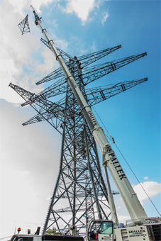 Montage eines 72m hohen Strommastes