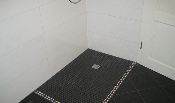 Bodenfliesen in ebenerdiger Dusche,  Badezimmerrenovierung