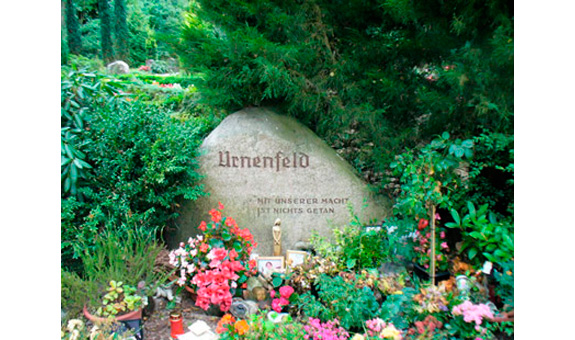Die Urne wird auf einem anonymen Gräberfeld bzw. Gemeinschaftsfeld des Friedhofes beigesetzt. Bei der „halbanonymen Beisetzung“ können auch die Angehörigen bei der Beisetzung dabei sein -  es fällt keine Grabpflege an.