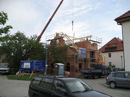 Dachdeckerarbeiten an einem Neubau
