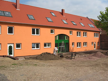 Um- und Ausbau einer alten Scheune zu einem Mehrfamilienhaus