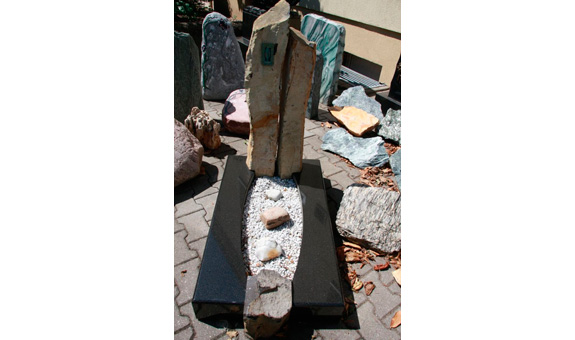 Basalt mit Grab Basalt mit Grab