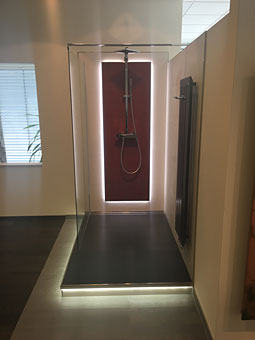 Glasdusche mit Wand- und Bodenrandbeleuchtung Glasdusche mit Wand- und Bodenrandbeleuchtung