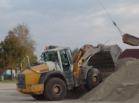 Wir liefern Recycling-Schotter, Mineralgemisch, Kies, Füllsand, Mauersand, Mutterboden, Anfüllboden und Lehmboden