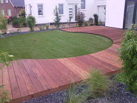 Ein moderner Holzweg Ein moderner Holzweg