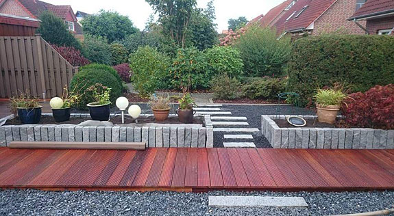 Ralf Othold und sein erfahrenes Team bieten vielfältigste Leistungen rund um Gartenpflege, Zaun- und Wegearbeiten, Terrassenbau und Baumschnitt.