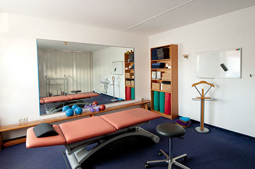 In unseren modernen Terapierräumen stehen Ihnen 5 Physiotherapeuten zur Verfügung In unseren modernen Terapierräumen stehen Ihnen 5 Physiotherapeuten zur Verfügung
