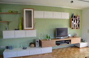 Wohnzimmer-Schranksystem mit Hängeschränken und Regalen