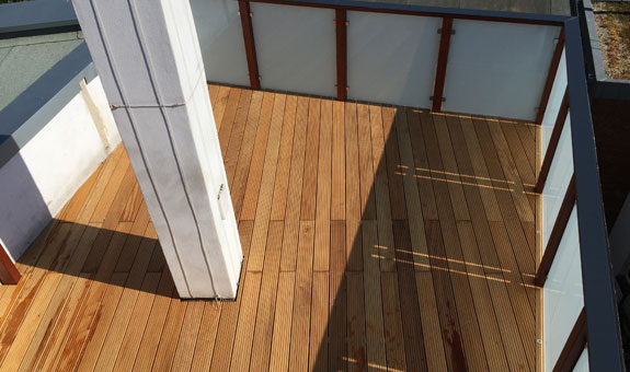 Immer größerer Beliebtheit beim Terrassenbau erfreuen sich WPC-Dielen. Das Holzfaser-Kunststoff-Gemisch sieht aus wie Holz und überzeugt durch seine Langlebigkeit und Wetterbeständigkeit.