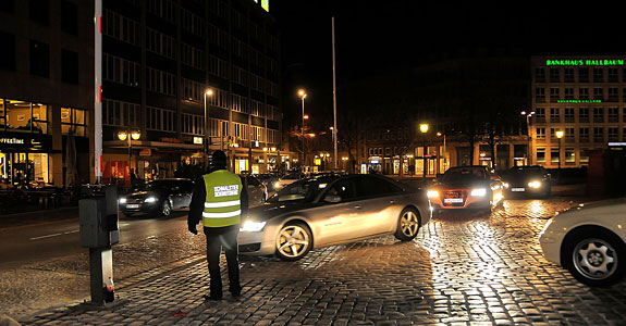 Wir bieten Ihnen umfangreiche Leistungen für den Event- und Veranstaltungsschutz Wir bieten Ihnen umfangreiche Leistungen für den Event- und Veranstaltungsschutz
