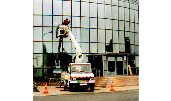 Professionelle Reinigung einer Gebäude-Glasfront