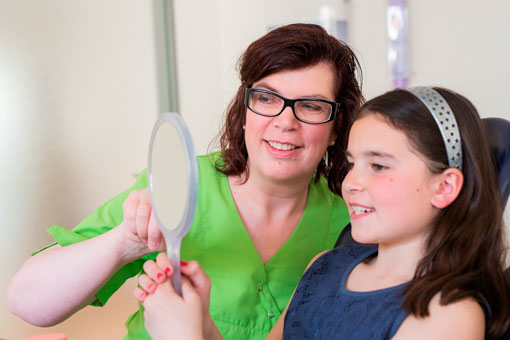 Kinderprophylaxe - Unsere Prophylaxe-Assistentinnen üben gemeinsam mit Ihren 
Kindern das selbständige und richtige Zähneputzen.