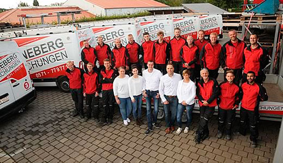 Das Team und der Fuhrpark des Dachdeckermeisterbetriebs Renneberg