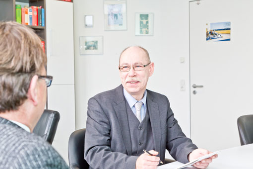 Anwalt Ralf Lüddecke Fachanwalt für Verkehrsrecht. Fachgebiete: Ordnungswidrigkeiten, Baurecht, Erbrecht,  Versicherungsrecht