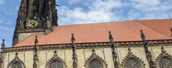 Sie finden meine Kanzlei am Servatiplatz im 4. Stock, mit Blick auf die schöne Lambertkirche in Münster