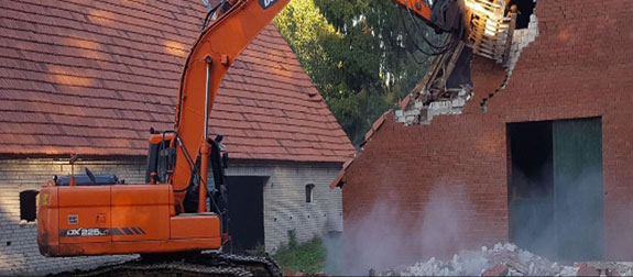 Wir führen professionelle Abbrucharbeiten durch, einschließlich der 
Umgebungssicherung und des Abtransports sowie der Entsorgung der Materialien.