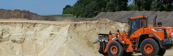 Für Bauprojekte aller Art liefern wir hochwertigen Füllsand aus eigenem Sandschacht. Er lässt sich gut verarbeiten und eignet sich auch für Auffüllungen und Sanierungsarbeiten. Für Bauprojekte aller Art liefern wir hochwertigen Füllsand aus eigenem Sandschacht. Er lässt sich gut verarbeiten und eignet sich auch für Auffüllungen und Sanierungsarbeiten.