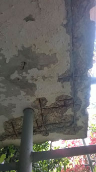 Sanierungsbedürftiger Beton an einem Balkon Sanierungsbedürftiger Beton an einem Balkon