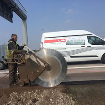 Fugenschneiden für präzise durchzuführende Öffnungen und Schnitten
an Beton- und Asphaltoberflächen Fugenschneiden für präzise durchzuführende Öffnungen und Schnitten
an Beton- und Asphaltoberflächen