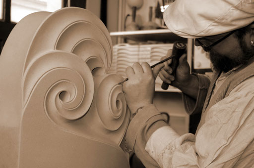 Steinbildhauer bei der Arbeit eines Ornaments Steinbildhauer bei der Arbeit eines Ornaments