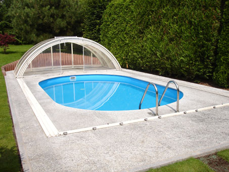 ovales Schwimmbecken mit Abdeckung