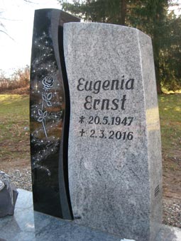 Geteiltes Grabdenkmal mit Bodenplatte