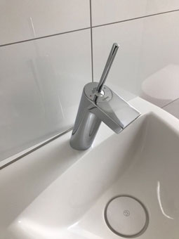 Installation von Waschtischen, Badewannen und Armaturen Installation von Waschtischen, Badewannen und Armaturen
