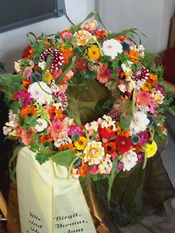 Trauerfloristik - In einem persönlichen Gespräch finden wir mit Ihnen den passenden Blumenschmuck und kümmern uns um Anlieferung und Anrichtung. Trauerfloristik - In einem persönlichen Gespräch finden wir mit Ihnen den passenden Blumenschmuck und kümmern uns um Anlieferung und Anrichtung.