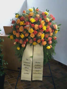 Trauerfloristik - In einem persönlichen Gespräch finden wir mit Ihnen den passenden Blumenschmuck und kümmern uns um Anlieferung und Anrichtung. Trauerfloristik - In einem persönlichen Gespräch finden wir mit Ihnen den passenden Blumenschmuck und kümmern uns um Anlieferung und Anrichtung.