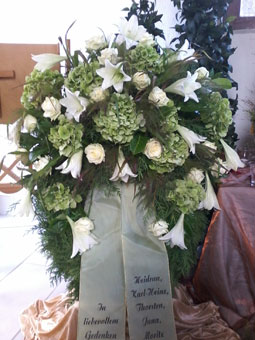 Trauerfloristik - In einem persönlichen Gespräch finden wir mit Ihnen den passenden Blumenschmuck und kümmern uns um Anlieferung und Anrichtung. Trauerfloristik - In einem persönlichen Gespräch finden wir mit Ihnen den passenden Blumenschmuck und kümmern uns um Anlieferung und Anrichtung.