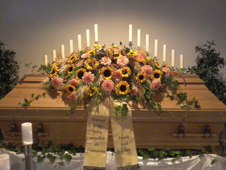 Trauerfloristik - In einem persönlichen Gespräch finden wir mit Ihnen den passenden Blumenschmuck und kümmern uns um Anlieferung und Anrichtung.