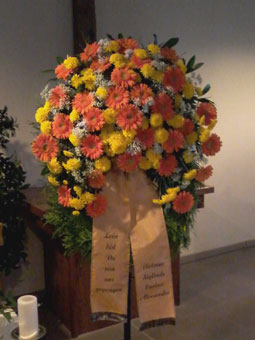 Trauerfloristik - In einem persönlichen Gespräch finden wir mit Ihnen den passenden Blumenschmuck und kümmern uns um Anlieferung und Anrichtung. Trauerfloristik - In einem persönlichen Gespräch finden wir mit Ihnen den passenden Blumenschmuck und kümmern uns um Anlieferung und Anrichtung.